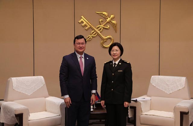 8月31日上午,海关总署署长孙梅君在署会见柬埔寨农林渔业部大臣邓迪那一行。双方就深化中柬海关检验检疫合作、推动两国农食产品贸易健康发展等议题交换意见 8月31日上午,海关总署署长孙梅君在署会见柬埔寨农林渔业部大臣邓迪那一行。双方就深化中柬海关检验检疫合作、推动两国农食产品贸易健康发展等议题交换意见