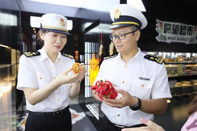 为支持东莞文创产品顺利出海，黄埔海关所属东莞海关持续为企业提供知识产权保护和技术贸易支持。通过引导企业备案，将自主IP转化为受法律保护的“硬资产”，对易被侵权的文化产品建立海关保护快速反应机制，为企业量身定制维权方案。