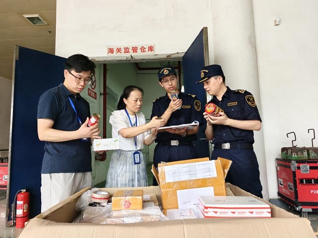 为保障投洽会的顺利召开,厦门海关开设投洽会来宾便捷通道及进境展品通关申报、查验、检测专用通道,确保人员、物资顺畅高效通关;为超大型、高价值、高运输存储条件的进口特殊展品实施“口岸+场馆”联动查验监管;在展会现场设立“一点一台”,开展驻场监管巡查,为参会客商提供一站式咨询服务 为保障投洽会的顺利召开,厦门海关开设投洽会来宾便捷通道及进境展品通关申报、查验、检测专用通道,确保人员、物资顺畅高效通关;为超大型、高价值、高运输存储条件的进口特殊展品实施“口岸+场馆”联动查验监管;在展会现场设立“一点一台”,开展驻场监管巡查,为参会客商提供一站式咨询服务