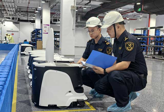 关员对即将出口的清洁机器人实施属地查检助力湖南“智造”清洁机器人出口欧洲