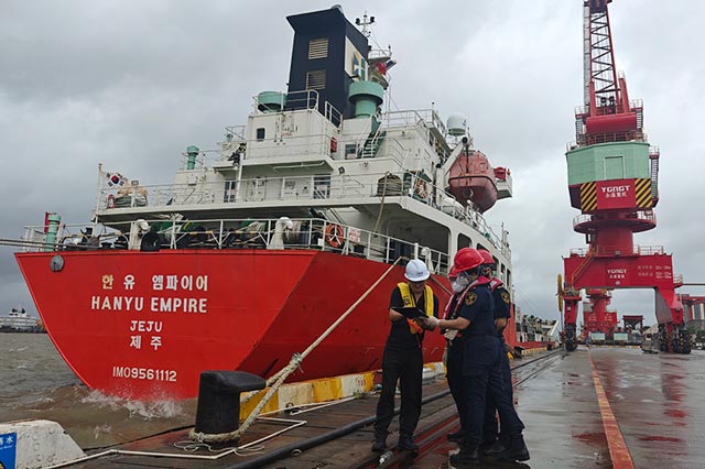 江门海关所属新会海关对到港货物进行登临查验 江门海关所属新会海关对到港货物进行登临查验