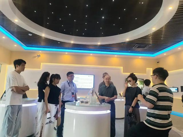 北美贵州商会考察团走进中晶（贵州）显示科技有限公司