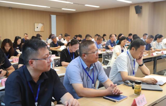 全体参训学员认真听取了苏州市人大常委会研究室副主任刘海龙作的《提出高质量议案建议 当好新时代人大代表》专题辅导,围绕议案建议从酝酿到实施的全过程作了详细讲述,既有理论讲解,又有案例剖析,精彩授课得到大家一致称赞 全体参训学员认真听取了苏州市人大常委会研究室副主任刘海龙作的《提出高质量议案建议 当好新时代人大代表》专题辅导,围绕议案建议从酝酿到实施的全过程作了详细讲述,既有理论讲解,又有案例剖析,精彩授课得到大家一致称赞
