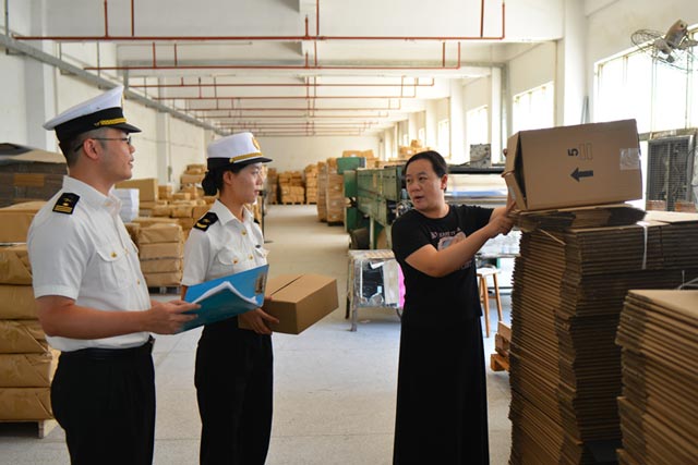 黄埔海关关员在纸箱生产企业调研 黄埔海关关员在纸箱生产企业调研