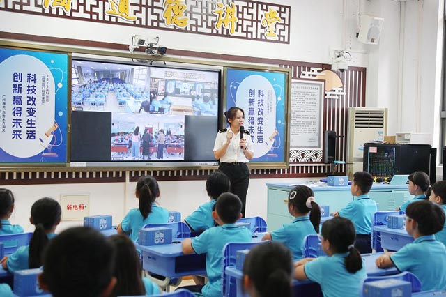 海关关员在佛山灯湖小学开展“云端国门科普课堂”活动
