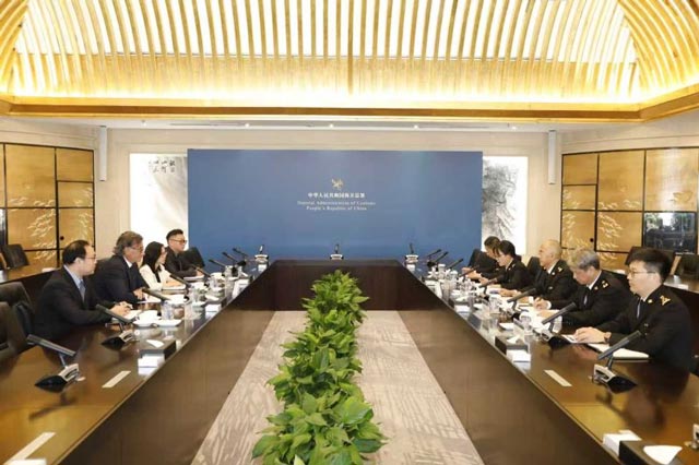 10月14日，海关总署副署长王军在署会见国际道路运输联盟（IRU）秘书长翁贝托·德·布雷托。双方就推动《国际公路运输公约》项下公路运输健康可持续发展交换意见。