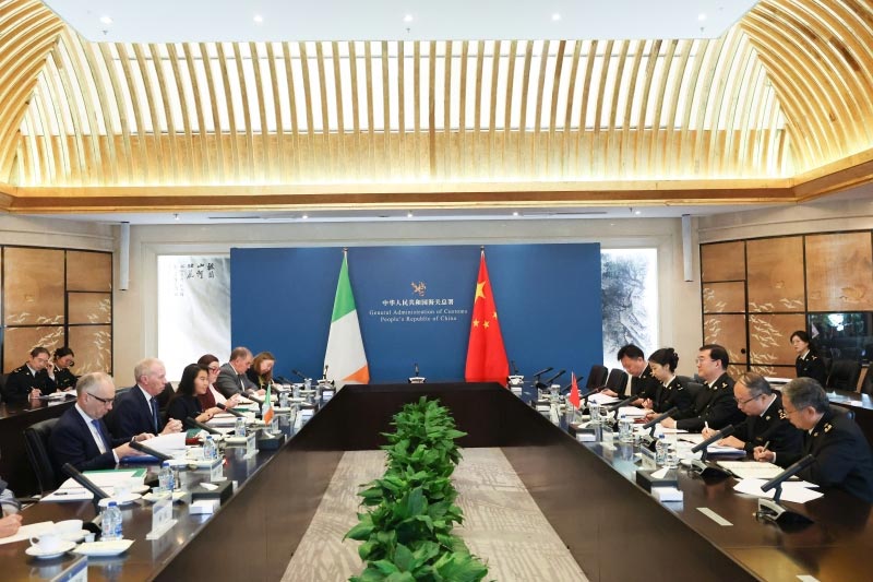图为:海关总署副署长赵增连在署会见爱尔兰农业、食品和海事部国务部长迪米·杜利 高立强/摄 图为:海关总署副署长赵增连在署会见爱尔兰农业、食品和海事部国务部长迪米·杜利 高立强/摄