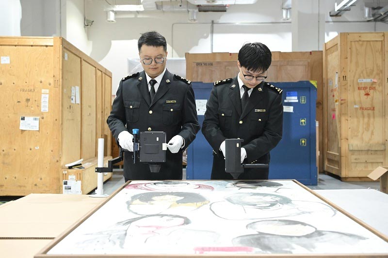 上海外高桥保税区海关关员采用鉴证溯源等形式监管第八届进博会参展艺术品素材 上海外高桥保税区海关关员采用鉴证溯源等形式监管第八届进博会参展艺术品素材