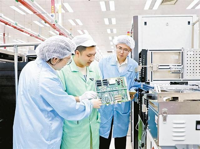 厦门海关所属东渡海关对一批待维修的电路板零部件进行监管 厦门海关所属东渡海关对一批待维修的电路板零部件进行监管