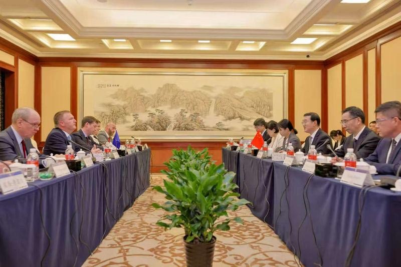 海关总署副署长赵增连在上海会见欧盟委员会民主、司法、法治与消费者保护委员迈克尔·麦格拉斯 海关总署副署长赵增连在上海会见欧盟委员会民主、司法、法治与消费者保护委员迈克尔·麦格拉斯