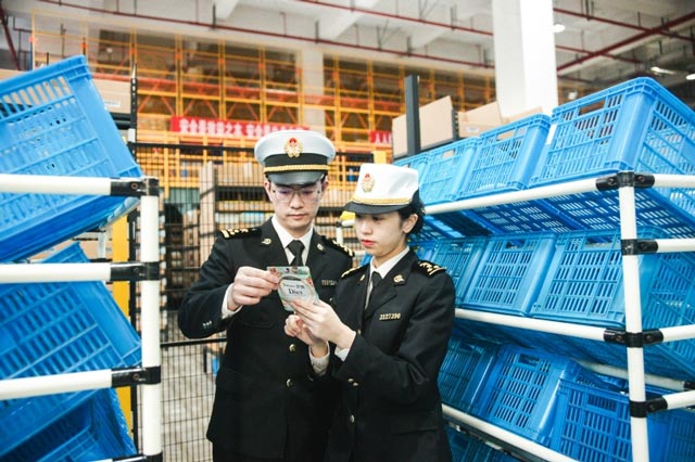 宁波海关关员在跨境电商仓库开展“双11”大促现场监管保障工作