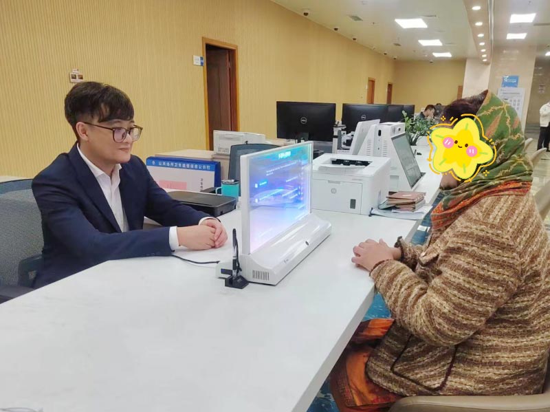 窗口工作人员为外籍人事办事