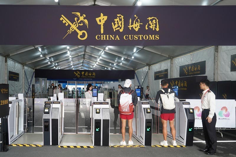 深圳海关全力保障十五运会跨境马拉松开赛(图) 深圳海关全力保障十五运会跨境马拉松开赛(图)