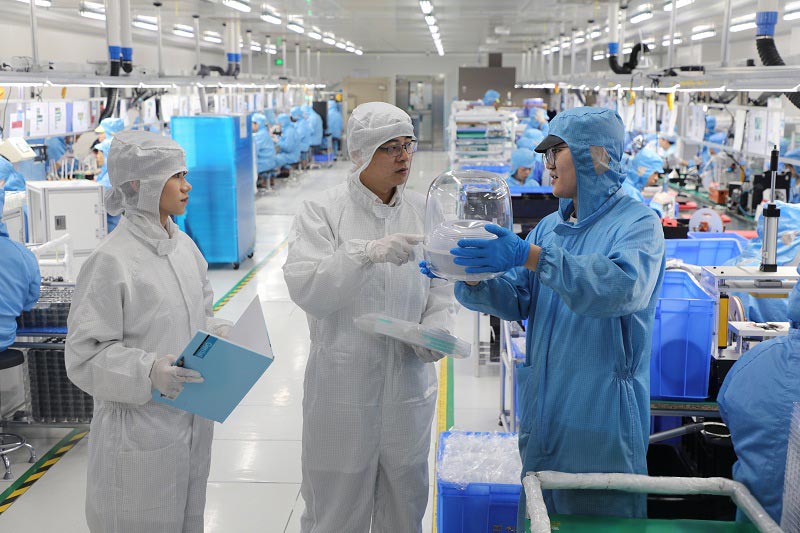 广州海关关员深入外贸企业生产车间调研了解出口情况