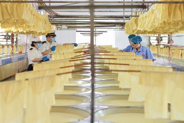 惠东海关关员在对出口豆制品进行现场查验 惠东海关关员在对出口豆制品进行现场查验