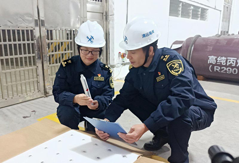 广州海关所属清远海关关员对残特奥会火炬燃料瓶进行监管 广州海关所属清远海关关员对残特奥会火炬燃料瓶进行监管