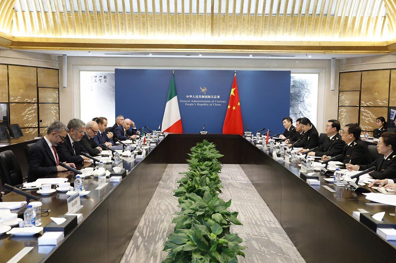 11月25日下午，海关总署副署长赵增连在署会见意大利卫生部部长奥拉齐奥·斯基拉奇一行