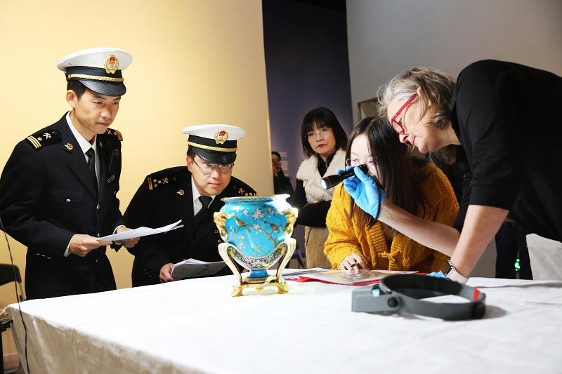 宁波海关所属鄞州海关关员对进境参展文物进行现场监管