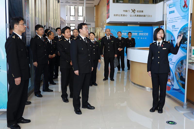 赵增连在海关总署（北京）国际旅行卫生保健中心参加2025年“世界艾滋病日”海关主题活动