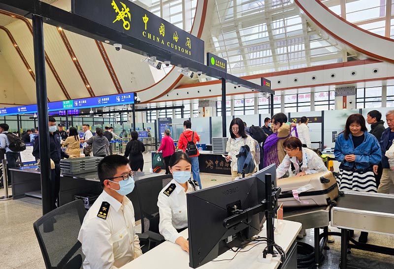 昆明海关关员在磨憨铁路口岸运用CT机对进出境旅客行李物品进行监管