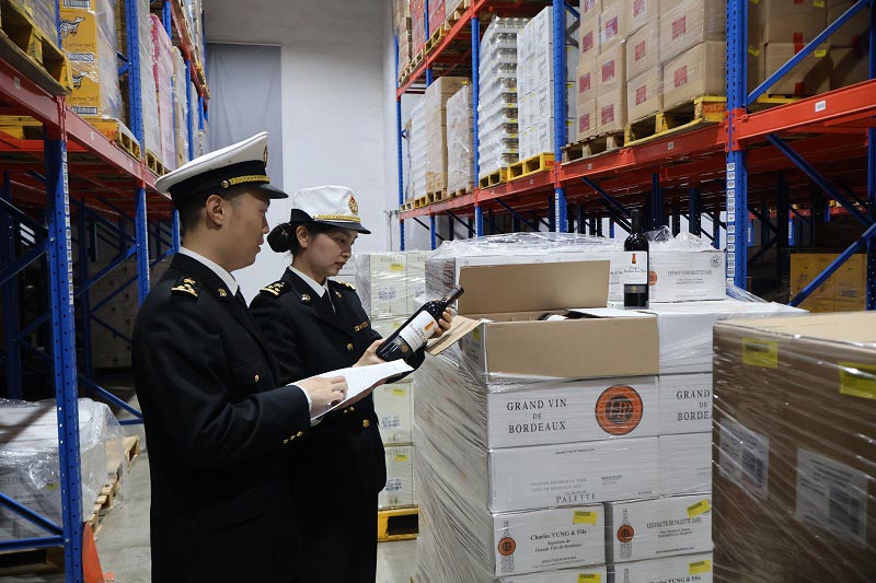 深圳海关所属蛇口海关关员在前海综保区恒温红酒仓对进口法国红酒进行实货核验 深圳海关所属蛇口海关关员在前海综保区恒温红酒仓对进口法国红酒进行实货核验