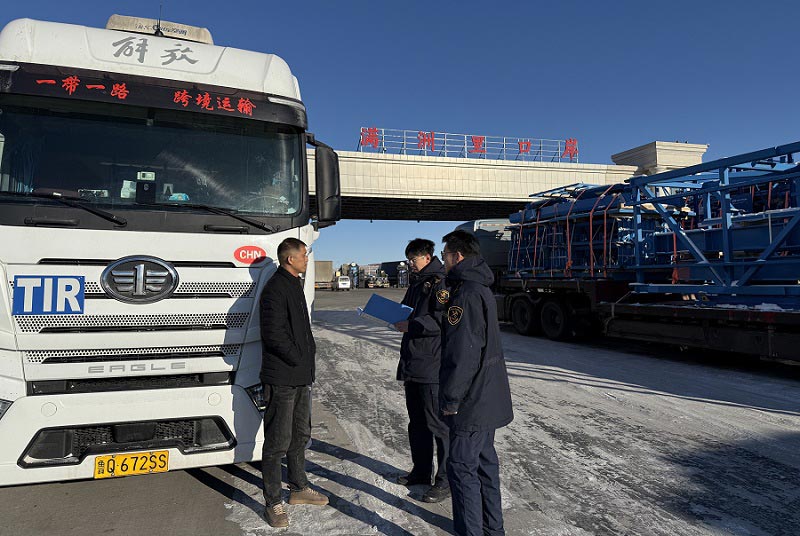 满洲里海关关员对出境TIR国际公路运输车辆进行监管 满洲里海关关员对出境TIR国际公路运输车辆进行监管