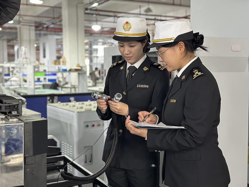 图为:关员在工业机器人企业了解产品参数 图为:关员在工业机器人企业了解产品参数