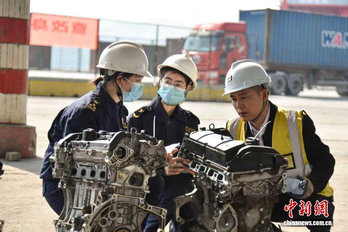 梧州海关关员对进口的待再制造汽车发动机进行查验 梧州海关关员对进口的待再制造汽车发动机进行查验