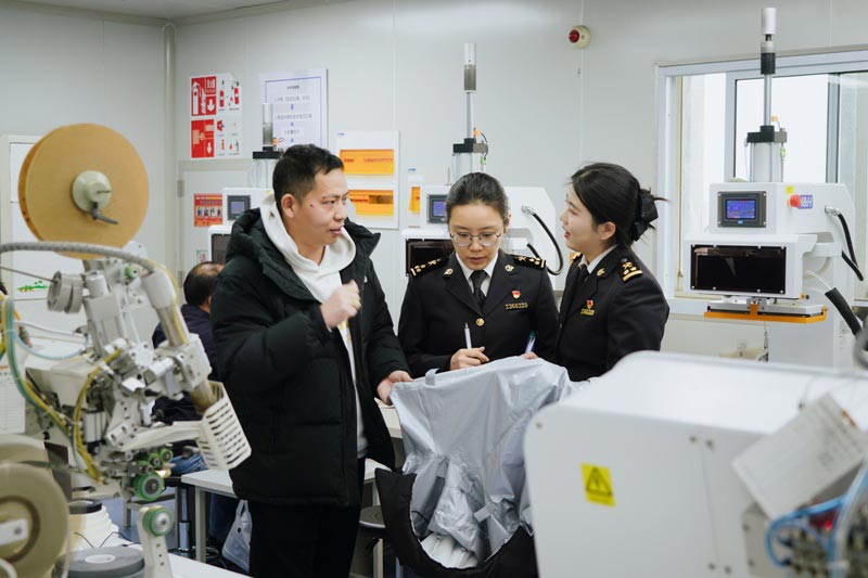 常熟海关关员在企业了解货物生产情况 常熟海关关员在企业了解货物生产情况