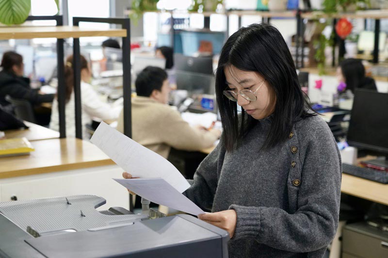 企业工作人员正在打印原产地证书 企业工作人员正在打印原产地证书