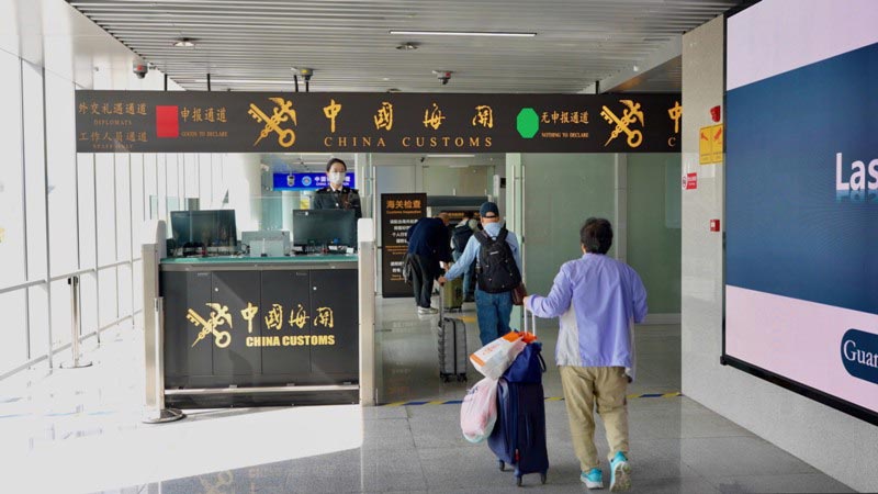 旅客在琶洲港澳客运码头搭乘船舶前往中国香港，广州会展中心海关关员对出境旅客进行监管