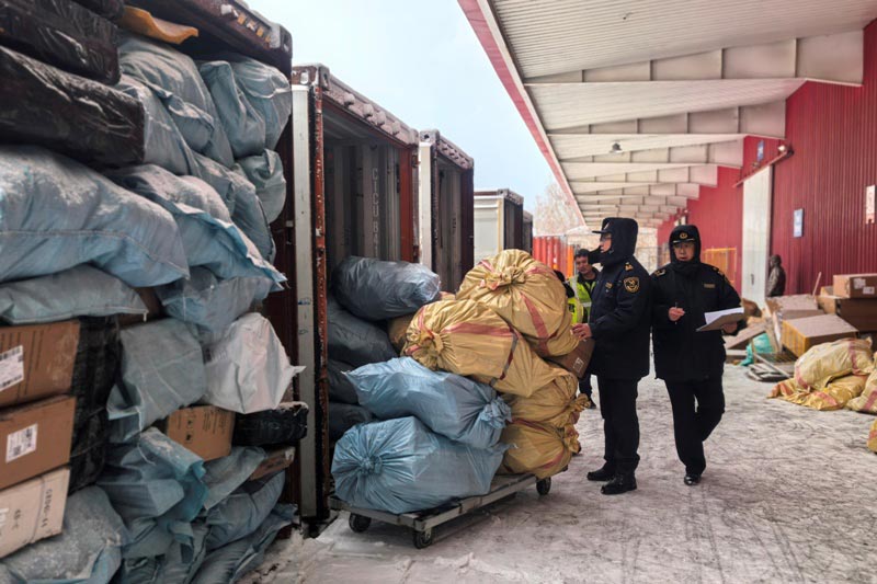 海关关员现场雪中监管电商出口商品 海关关员现场雪中监管电商出口商品