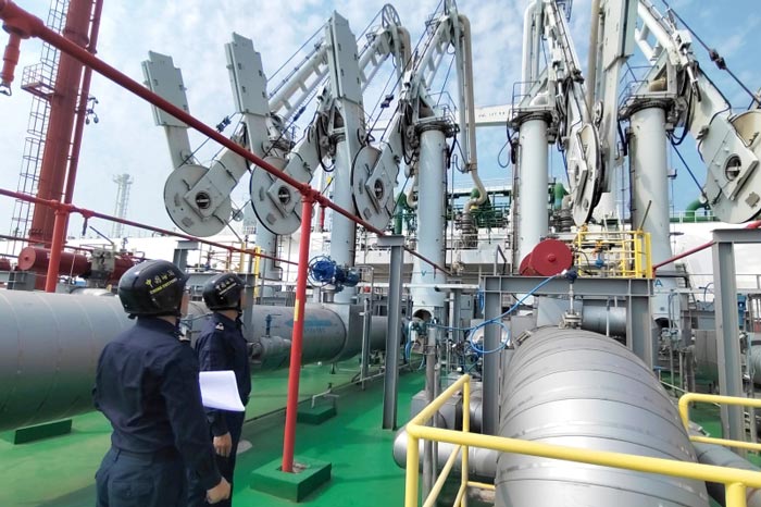 关员对阳江口岸首艘LNG进口运输船舶进行监管 关员对阳江口岸首艘LNG进口运输船舶进行监管
