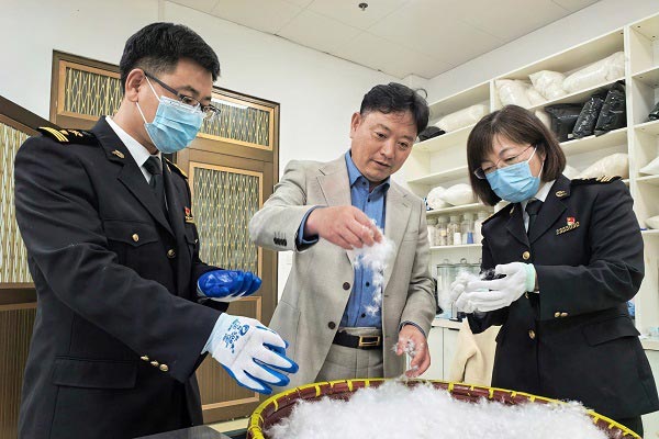  title="1766389193651589.jpg" alt="2025122211133054783.jpg"/><br />图为：关员对出口羽绒进行现场监管