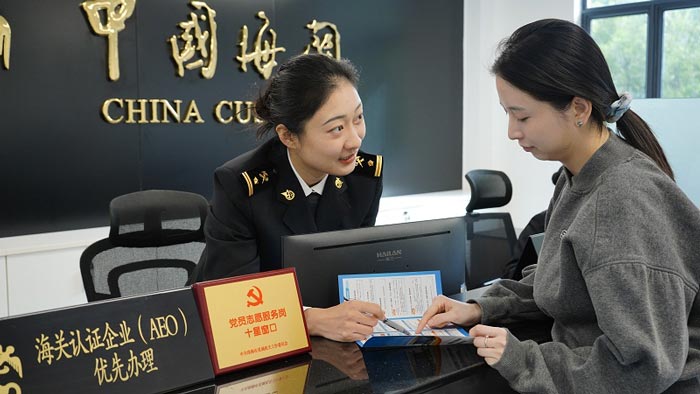拱北海关关员向企业宣讲报关政策 拱北海关关员向企业宣讲报关政策