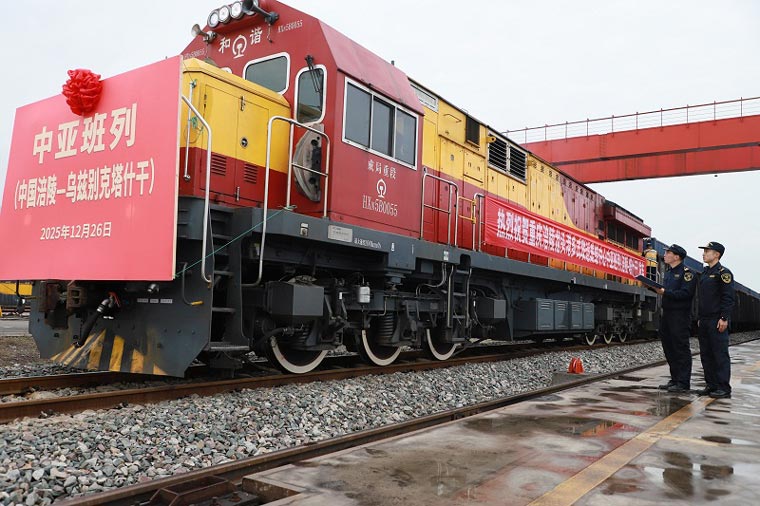 重庆海关所属涪陵海关关员现场保障龙头港区首趟中亚班列顺利开行 重庆海关所属涪陵海关关员现场保障龙头港区首趟中亚班列顺利开行