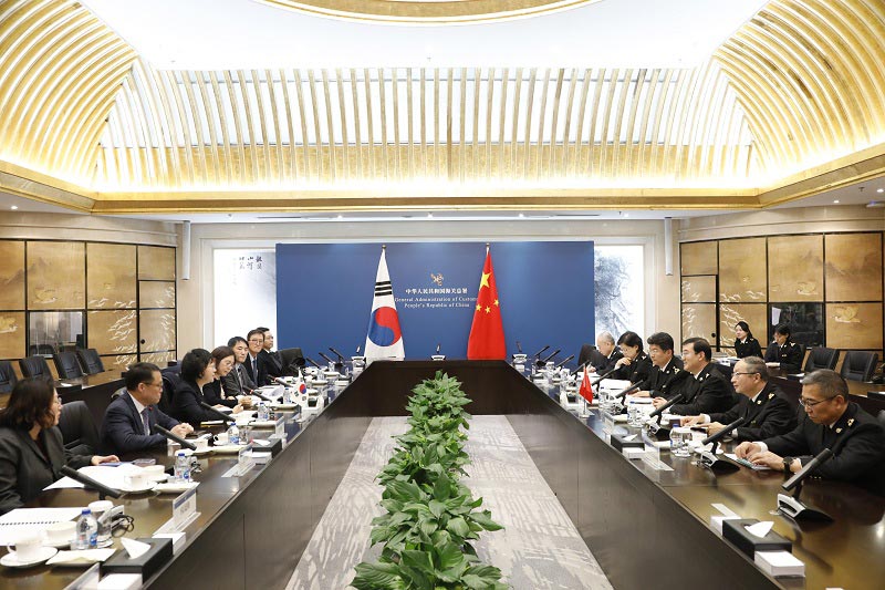 1月5日,海关总署副署长赵增连在署会见韩国食品药品安全部部长吴裕耕一行。双方就落实两国元首战略共识,完善食品安全合作机制、探索电子证书联网核查、促进双边农食产品贸易安全便利、加强在亚太经合组织(APEC)等多边框架下的合作等议题交换意见 1月5日,海关总署副署长赵增连在署会见韩国食品药品安全部部长吴裕耕一行。双方就落实两国元首战略共识,完善食品安全合作机制、探索电子证书联网核查、促进双边农食产品贸易安全便利、加强在亚太经合组织(APEC)等多边框架下的合作等议题交换意见