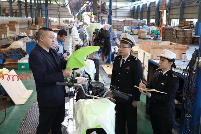 广州海关关员在摩托车出口企业调研并宣讲中韩自贸协定政策