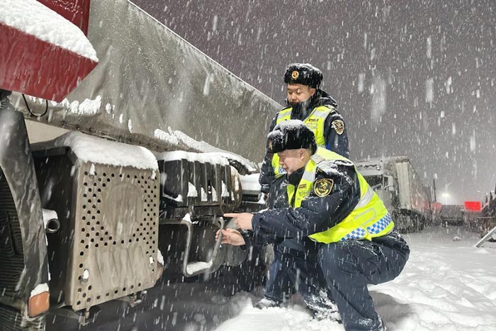 关员在强降雪天气下验放进出境车辆