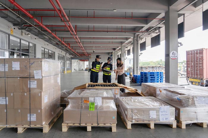 拱北海关关员正在对货物进行查验 拱北海关关员正在对货物进行查验