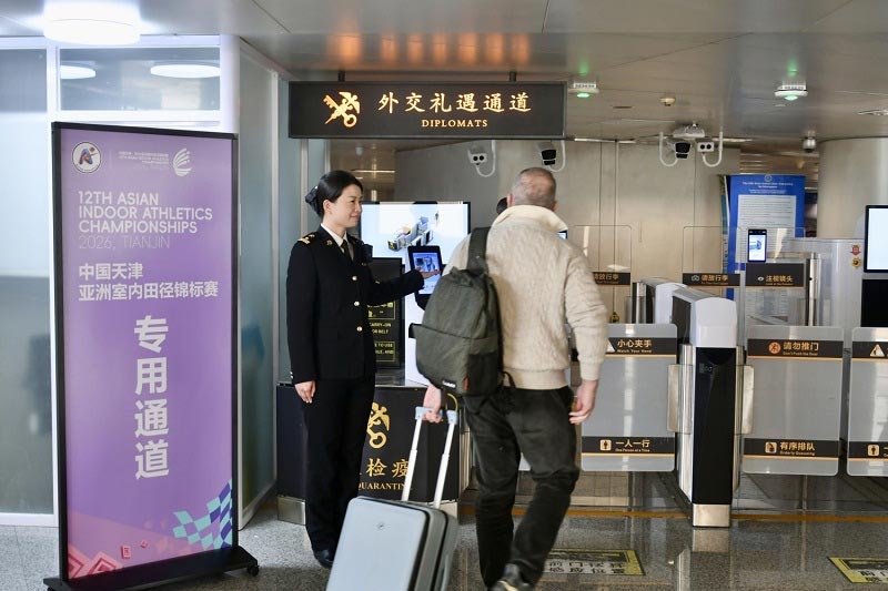 1770561825217124.jpg 关员引导赛事人员通过专用通道通关