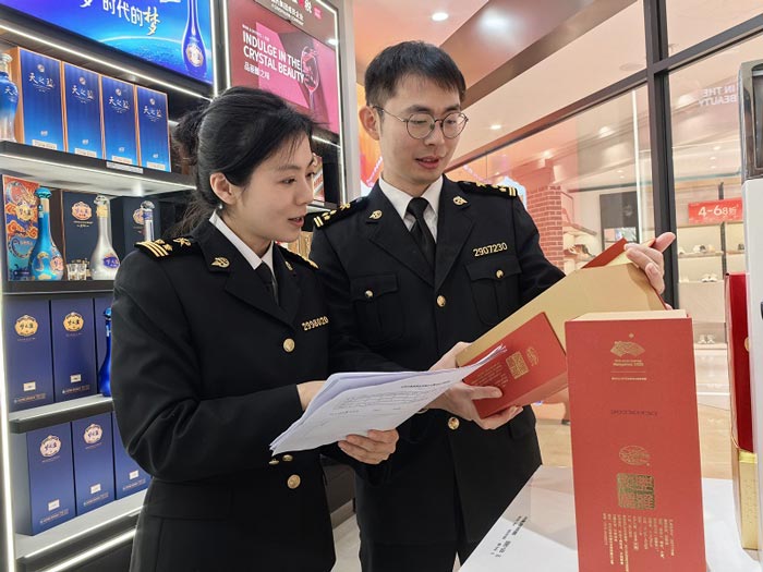 关员在市内免税店进行现场监管 关员在市内免税店进行现场监管