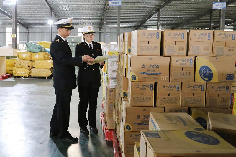 广州海关关员对市场采购贸易方式出口预包装食品进行查检