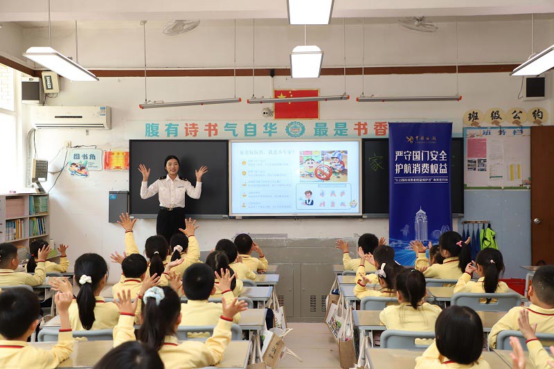 拱北海关所属中山海关关员为孩子们讲解玩具安全知识 拱北海关所属中山海关关员为孩子们讲解玩具安全知识
