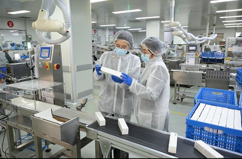 奉贤海关关员深入“东方美谷”企业生产一线,实地调研化妆品企业生产线运行情况 奉贤海关关员深入“东方美谷”企业生产一线,实地调研化妆品企业生产线运行情况