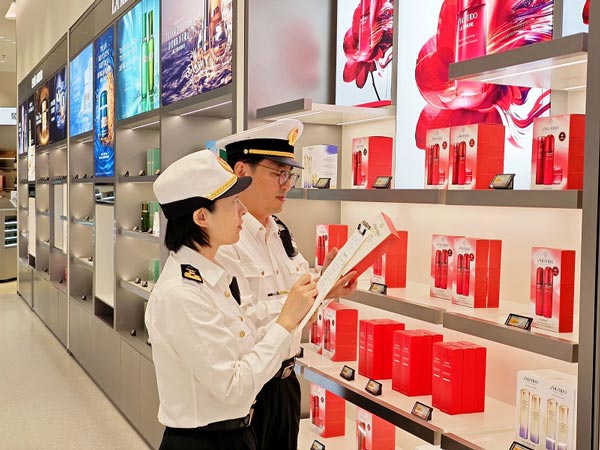 深圳海关关员对深圳市内免税店开展实地巡查