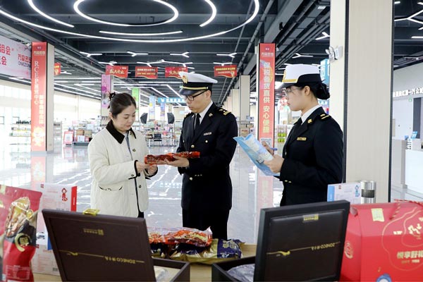 大连海关关员在跨境电商企业调研