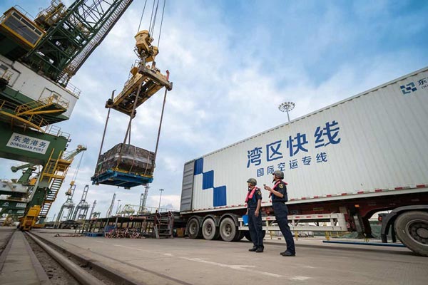 黄埔海关关员在东莞港对即将运至香港国际机场的电子元器件实施监装 黄埔海关关员在东莞港对即将运至香港国际机场的电子元器件实施监装