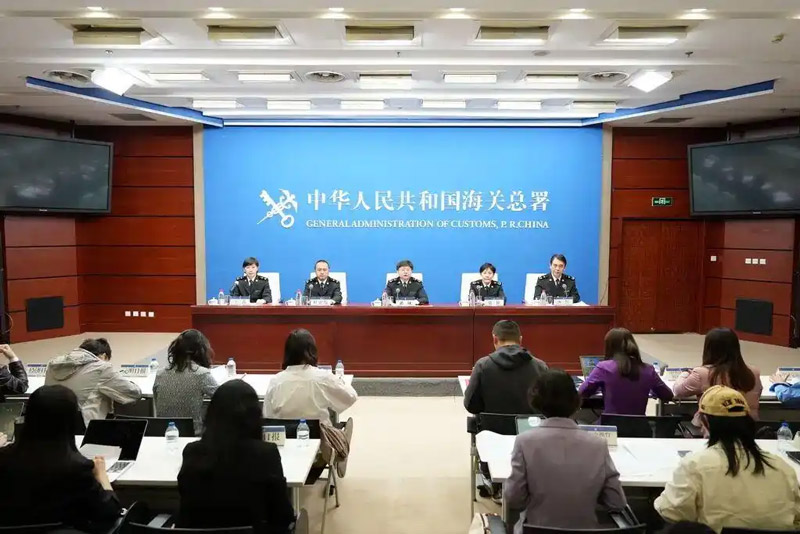 2026年4月27日,海关总署举行新闻发布会。海关总署自贸区和特殊区域发展司司长潘城、海关总署自贸区和特殊区域发展司副司长张征、海关总署综合业务司副司长杜宏伟、海关总署企业管理和稽查司副司长齐溟解读促进综合保税区扩能提质若干措施,并答记者问 2026年4月27日,海关总署举行新闻发布会。海关总署自贸区和特殊区域发展司司长潘城、海关总署自贸区和特殊区域发展司副司长张征、海关总署综合业务司副司长杜宏伟、海关总署企业管理和稽查司副司长齐溟解读促进综合保税区扩能提质若干措施,并答记者问