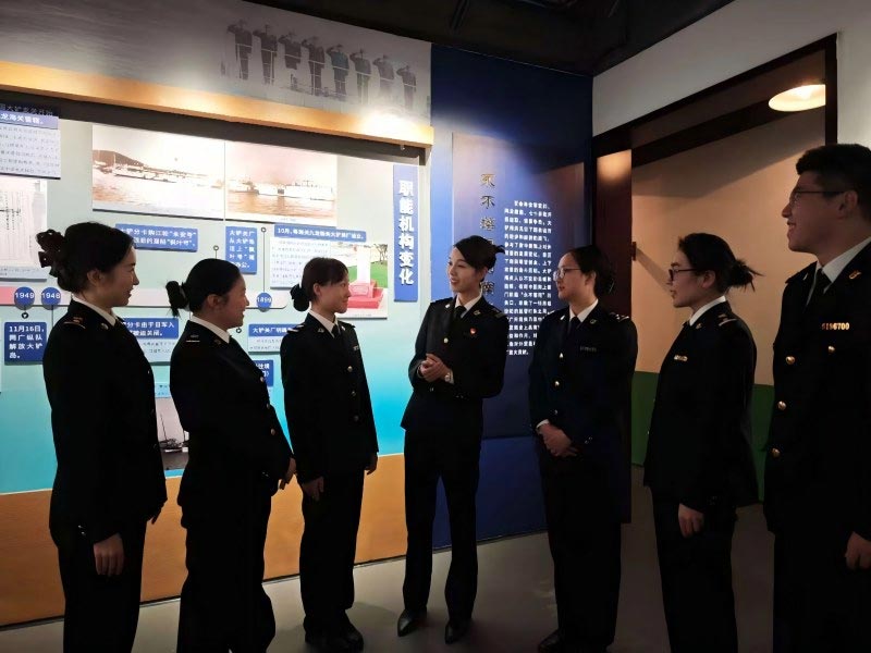 胡戎,广州海关团委委员、所属大铲海关人事政工科科长 胡戎,广州海关团委委员、所属大铲海关人事政工科科长